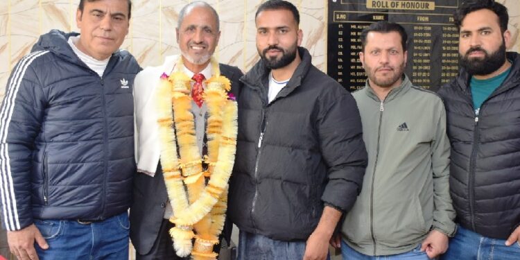 Veteran DIPR Artist Hilal Ahmad Mattoo retires