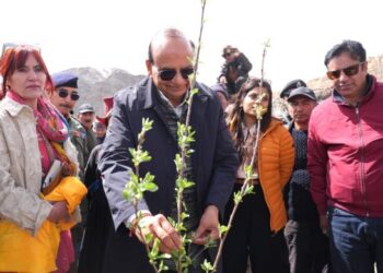 L-G Vinai Kumar Saxena inspects water conservation and development projects