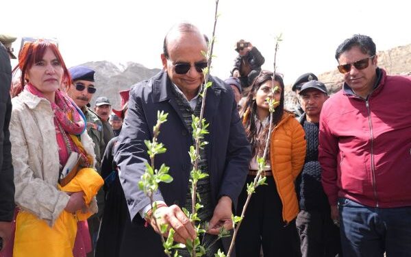 L-G Vinai Kumar Saxena inspects water conservation and development projects