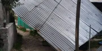 Labourer killed, four injured as strong winds damage structure in Pulwama