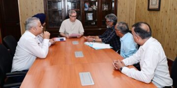 CM meets delegations, assures time-bound redressal of public issues