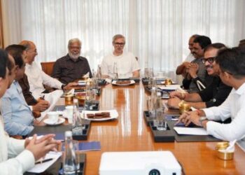 CM invites filmmakers to Kashmir