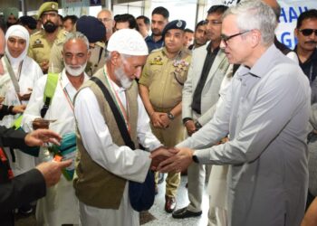 Labaika Allahuma Labaik – first batch of Kashmiri Hajj pilgrims seen off by CM