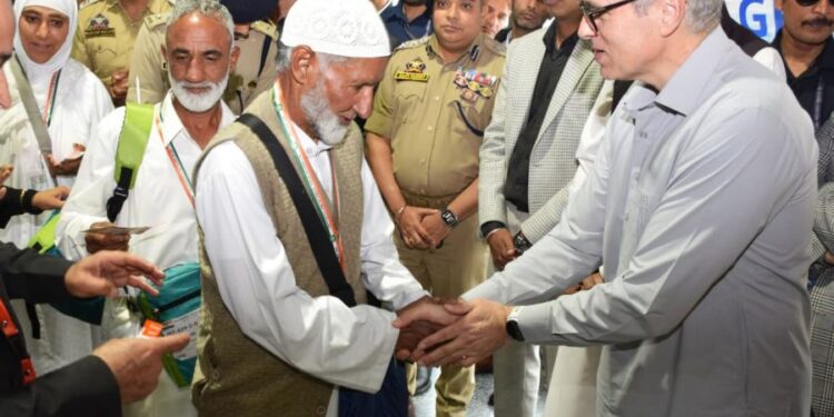 Labaika Allahuma Labaik – first batch of Kashmiri Hajj pilgrims seen off by CM