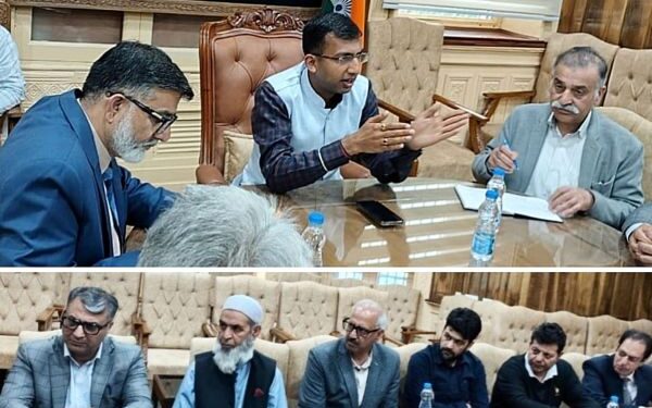 Div Com Kashmir interacts with Trade Bodies