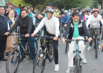 Mandaviya, Satish Sharma lead ‘Sundays on Cycle’ in Srinagar