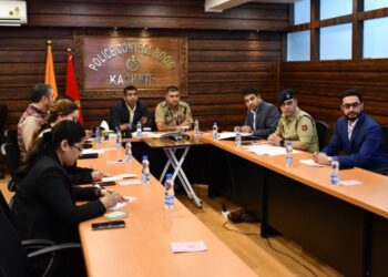 IGP, Div Com review anti-drug drive in Kashmir