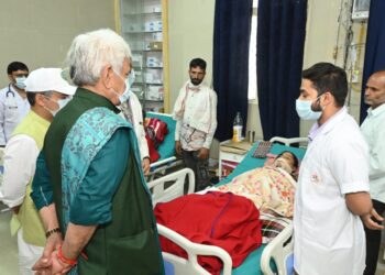 Udhampur Road Accident: Lieutenant Governor meets the injured at GMC Udhampur