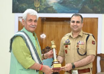  LG Manoj Sinha bids farewell to Special Secretary, ADC