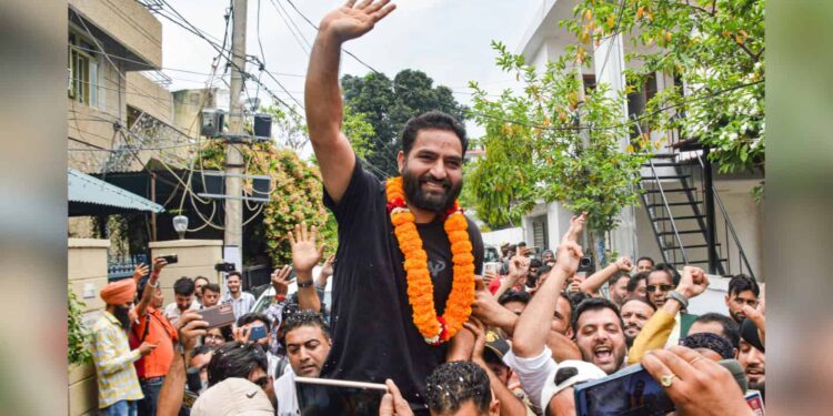 AAP MLA Mehraj Malik gets rousing reception in Doda, vows to fight for public welfare