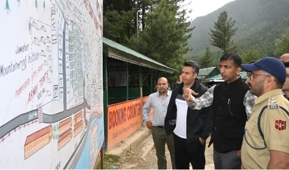 Div Com reviews SANJY-2026 preparations at Pahalgam, directs timely completion of works