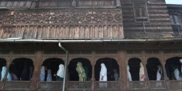 On the occasion of Urs Shah-e-Hamdan, women devotees thronged Khankah-e-Moula to offer prayers on Saturday