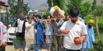 Muslim, Sikh neighbours participate in last rites of Pandit woman