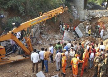 Bridge portion collapses on Jammu outskirts; 3-4 labourers feared trapped, 1 rescued