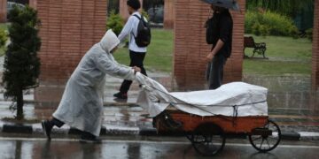 Snowfall, rain disrupt life in Kashmir; key roads closed, vehicles stranded