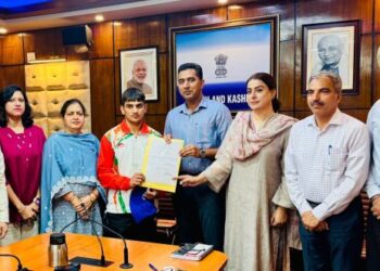 Dr Shahid Iqbal felicitates Asian boxing champion Mohammad Yaseer