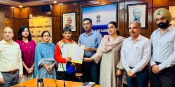 Dr Shahid Iqbal felicitates Asian boxing champion Mohammad Yaseer