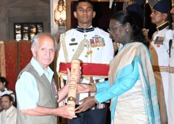 President Murmu confers Padma Shri on Prof Shafi Shauq