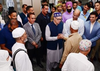 CM welcomes first batch of Hujjaaj at Srinagar Airport