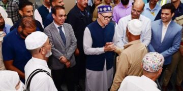CM welcomes first batch of Hujjaaj at Srinagar Airport