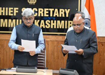CS administers oath to Suresh Kumar Gupta as JKWRRA Chairperson
