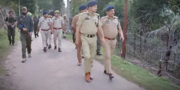 DIG visits areas along LoC in Poonch, reviews security situation