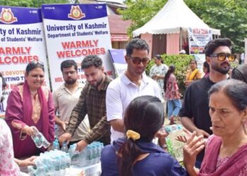 KU volunteers serve devotees at Kheer Bhawani shrine; VC lauds students’ spirit of service