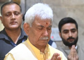 LG Sinha attends ‘Rudrabhishek’ ceremony at Anandishwar Bhairav Nath Asthapan in Srinagar
