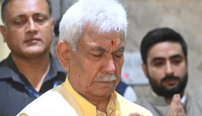 LG Sinha attends ‘Rudrabhishek’ ceremony at Anandishwar Bhairav Nath Asthapan in Srinagar