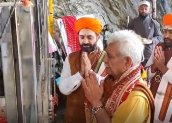 LG performs the Pratham Pooja at Holy Amarnath Cave