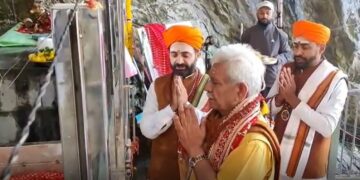 LG performs the Pratham Pooja at Holy Amarnath Cave