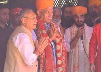 LG offers prayers at Kheer Bhawani temple