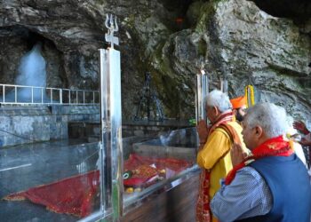 LG performs ‘pratham puja’ to mark ceremonial start of Amarnath Yatra
