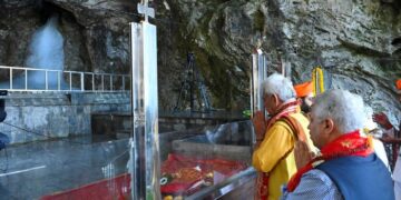 LG performs ‘pratham puja’ to mark ceremonial start of Amarnath Yatra