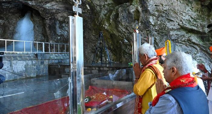 LG performs ‘pratham puja’ to mark ceremonial start of Amarnath Yatra