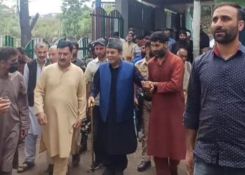 Rahim Rather visits fire-hit Dara-ul-Uloom in Pakherpora