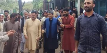 Rahim Rather visits fire-hit Dara-ul-Uloom in Pakherpora