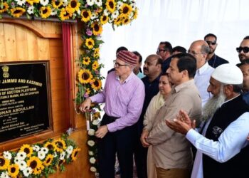 CM dedicates ₹76.45 crore projects to Shopian, reviews district development