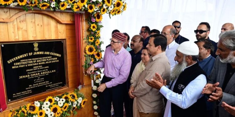 CM dedicates ₹76.45 crore projects to Shopian, reviews district development