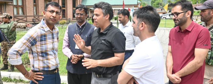 Div Com Kashmir reviews Yatra arrangements at Nunwan, stresses seamless pilgrim facilities