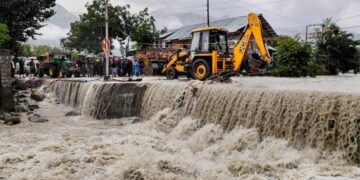 Woman, son swept away in floodwaters in Bandipora; heavy rains across valley