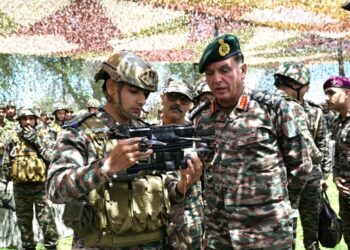 Army chief visits forward areas in Poonch, corps headquarters