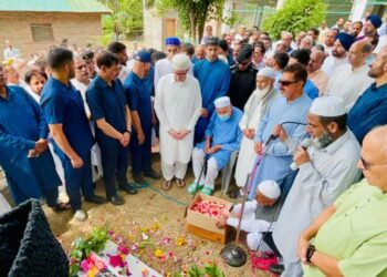 Hundreds attend Fateha Khawani for Dr Sheikh Mustafa Kamal in Srinagar