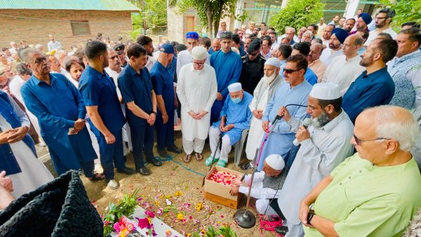 Hundreds attend Fateha Khawani for Dr Sheikh Mustafa Kamal in Srinagar