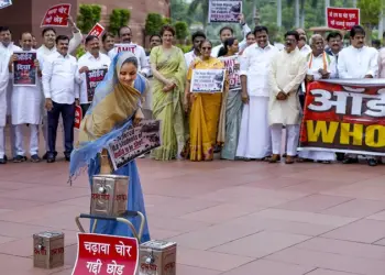 Oppn MPs protest police action against students, Ram temple donation ‘theft’ in Parliament complex