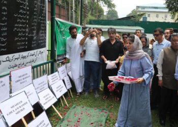 Kashmiri leaders pay tributes to those killed in 1931 protest; Lone seeks holiday’s restoration