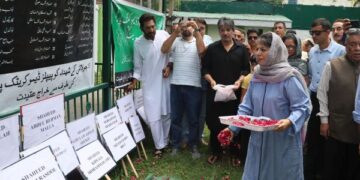 Kashmiri leaders pay tributes to those killed in 1931 protest; Lone seeks holiday’s restoration