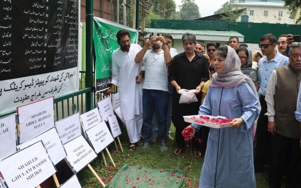 Kashmiri leaders pay tributes to those killed in 1931 protest; Lone seeks holiday’s restoration