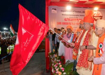 LG flags off first batch of Amarnath pilgrims from Jammu