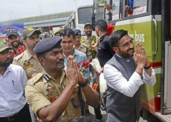 J&K Police accords warm welcome to Amarnath pilgrims in Ganderbal, Anantnag